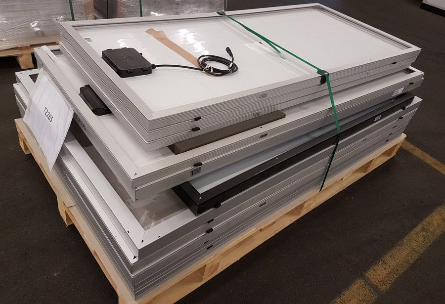 Palette mit Altmodulen verschiedener Formate